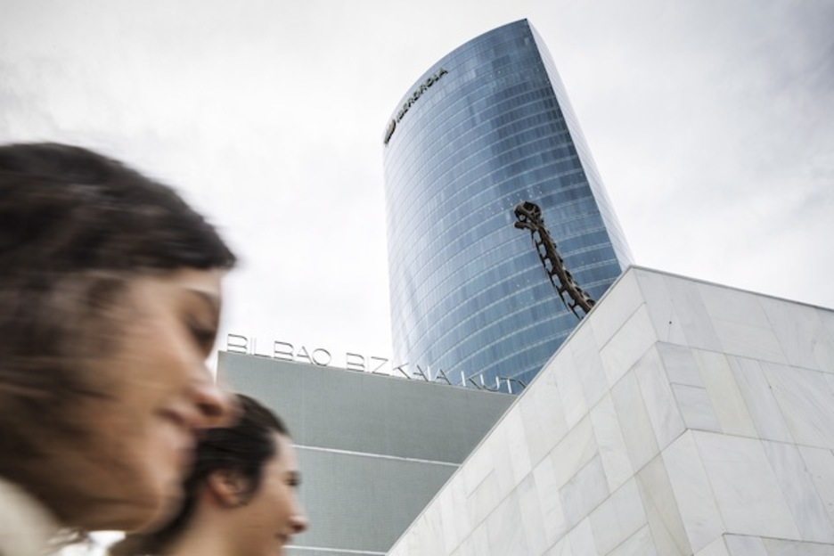 Un dinosaurio asoma la cabeza con la torre Iberdrola al fondo. (Aritz LOIOLA / ARGAZKI PRESS)