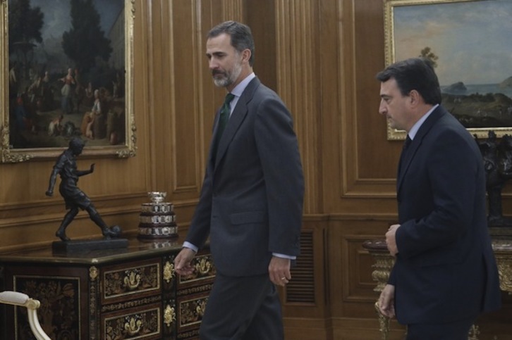 Felipe de Borbón y Aitor Esteban, en la Zarzuela. (@CasaReal)