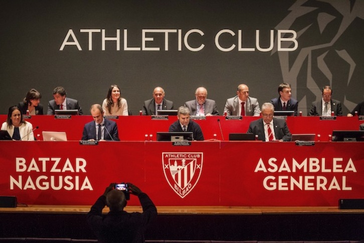 Mesa presidencial en la Asamblea del Athletic. (Aritz LOIOLA / ARGAZKI PRESS)