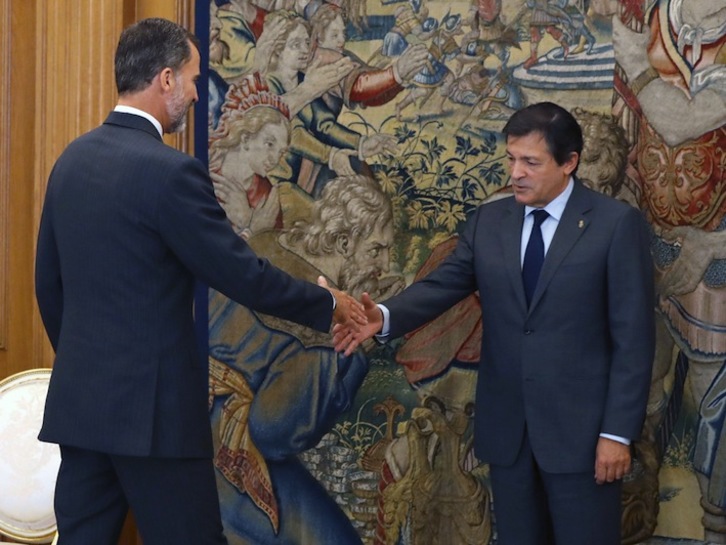 Javier Fernández estrecha la mano a Felipe de Borbón. (Juan Carlos HIDALGO/AFP/POOL) 