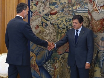 Javier Fernández estrecha la mano a Felipe de Borbón. (Juan Carlos HIDALGO/AFP/POOL) 