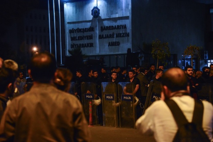 Cordón policial en torno a la sede del Gobierno municipal de Diyarbakir. (Ilyas AKENGIN/AFP)