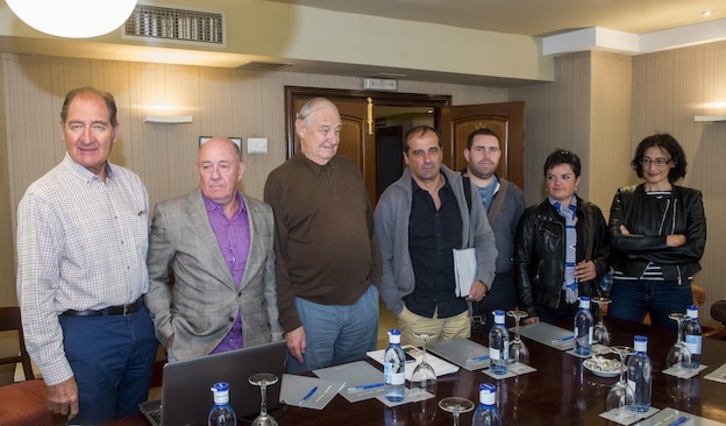 Raymond Kendall, tercero por la izquierda, la semana pasada en Bilbo. (Luis JAUREGIALTZO / ARGAZKI PRESS)