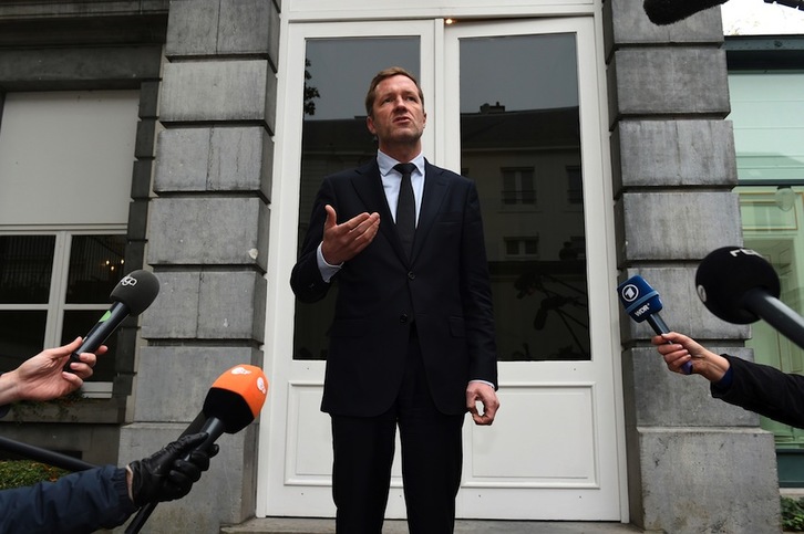El presidente del Gobierno valón, Paul Magnette, comparece ante los medios tras anunciar el acuerdo. (John THYS/AFP)