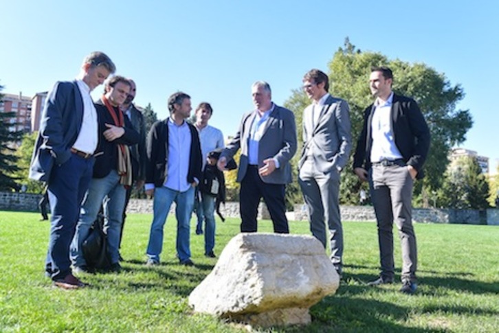Los alcaldes y representantes municipales que han firmado el manifiesto han visitado la placa en recuerdo de los fusilados en Iruñea en el 36. (Idoia ZABALETA/ARGAZKI PRESS)