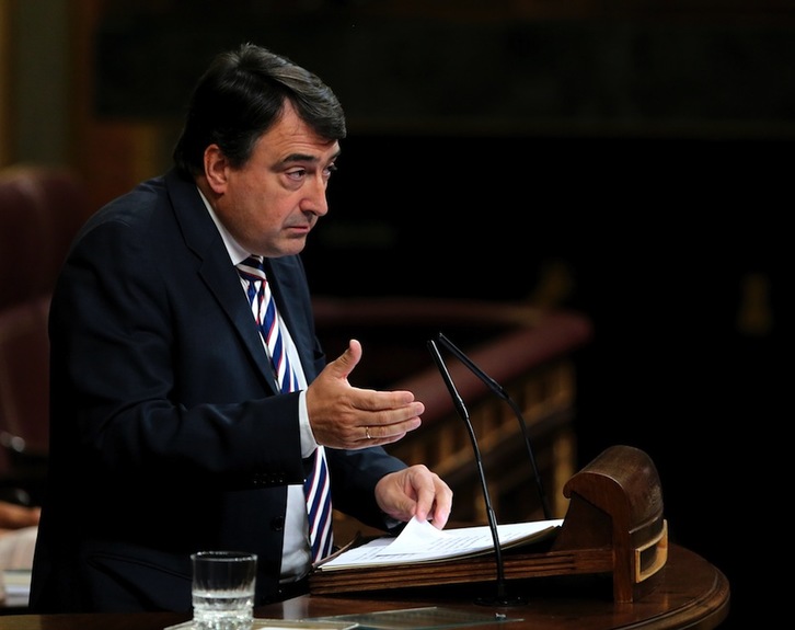 Un momento de la intervención de Aitor Esteban en el debate de investidura. (J. DANAE/ARGAZKI PRESS)