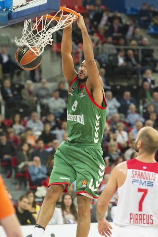 Hanga se cuelga del aro de Olympiacos. (Juanan RUIZ / ARGAZKI PRESS)