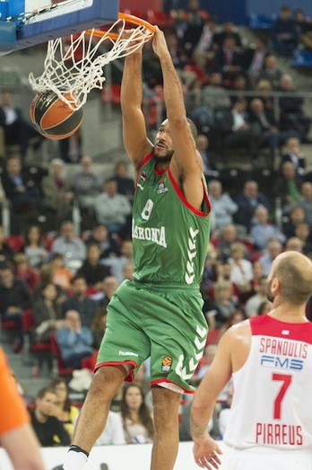 Hanga se cuelga del aro de Olympiacos. (Juanan RUIZ / ARGAZKI PRESS)