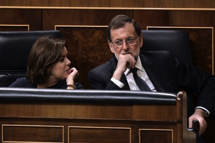 Mariano Rajoy, junto a Soraya Sáenz de Santamaría. (Javier SORIANO/AFP)