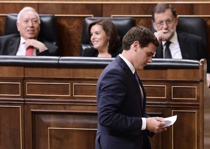 Rivera pasa por delante de Rajoy en la sesión de investidura. (Javier SORIANO/AFP)