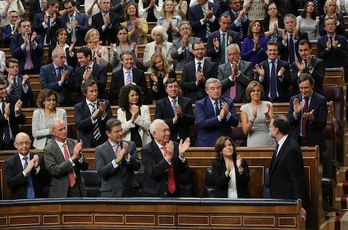 Mariano Rajoy recibe el aplauso de sus compañeros de bancada en un momento de la sesión de investidura. (J. DANAE/ARGAZKI PRESS)