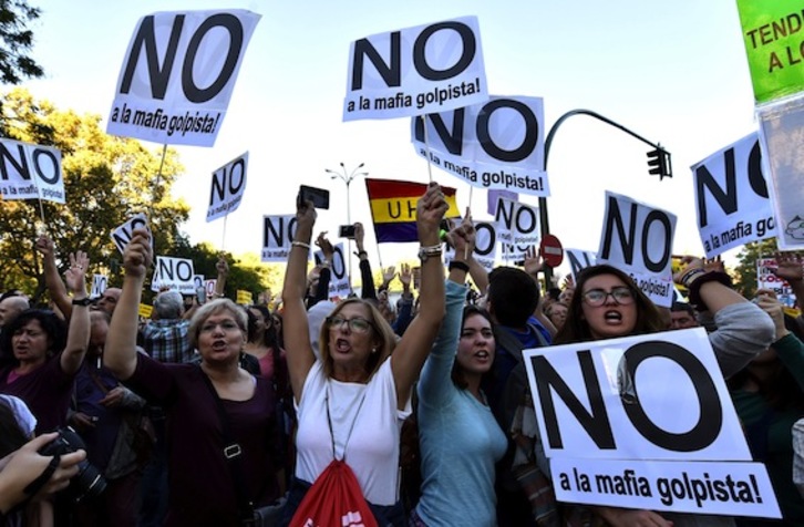 Protesta en las inmediaciones del Congreso contra la investidura de Mariano Rajoy. (Gerard JULIEN/AFP)