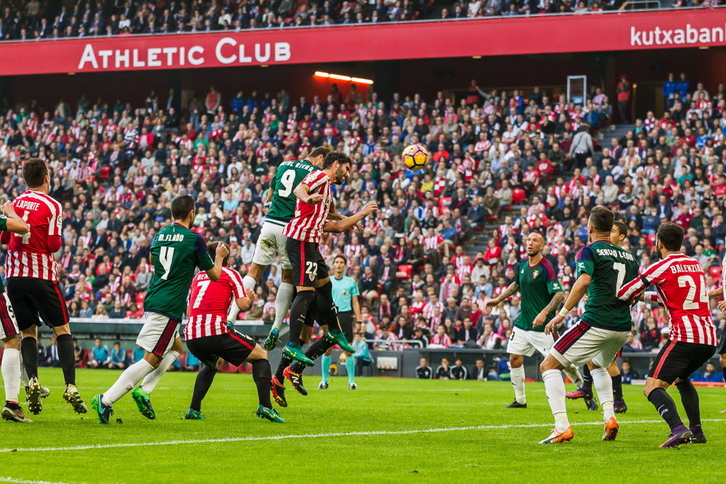Oriol Riera eta Raul Garcia, biek egin dute gola buruz. (Aritz LOIOLA/ARGAZKI PRESS)
