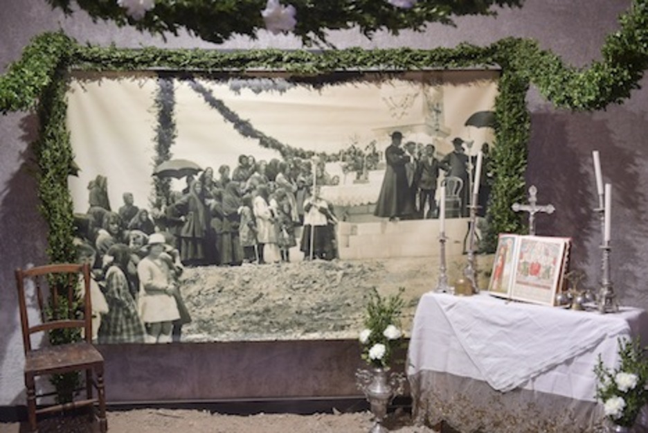 Imagen y algunos de los objetos que estuvieron en la inauguración del monolito en 1922. (Jagoba MANTEROLA/ARGAZKI PRESS)