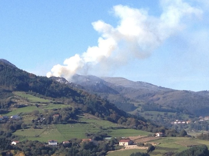 Humareda en la ladera del Ernio. (@PCTolosa)