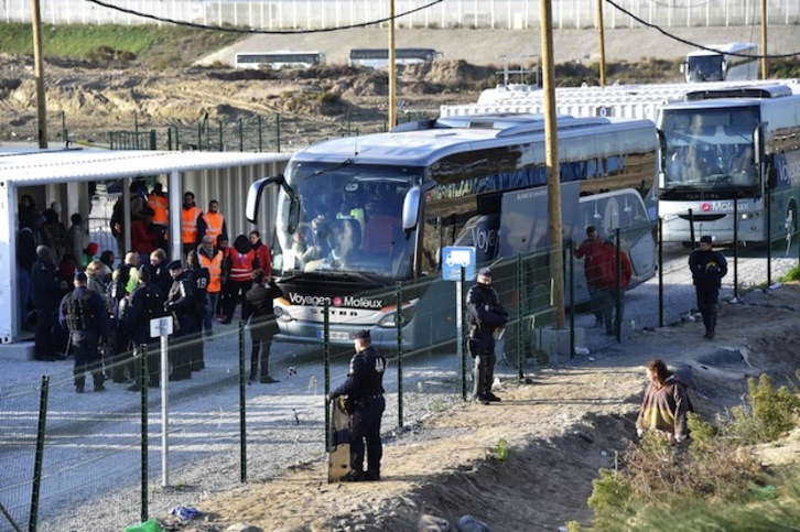 Autobuses a la espera de trasladar a los menores de Calais. (PHILIPPE HUGUEN / AFP)