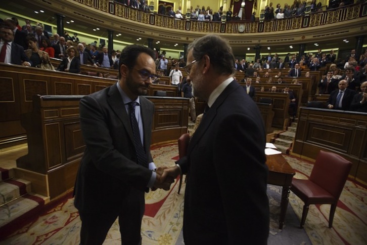 Saludo en el Congreso entre el portavoz del PSOE, Antonio Hernando, y el presidente Mariano Rajoy, en una imagen de archivo. (J.DANAE / ARGAZKI PRESS)