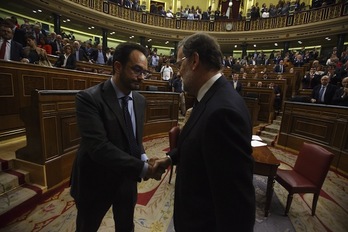 Saludo en el Congreso entre el portavoz del PSOE, Antonio Hernando, y el presidente Mariano Rajoy. (J.DANAE / ARGAZKI PRESS)