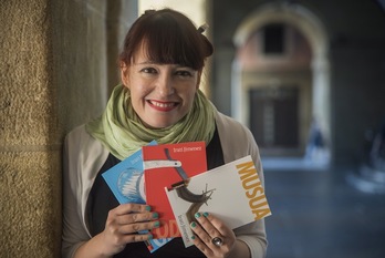 Irati Jimenez, ‘Odola’, ‘Musua’ eta ‘Gatza’ liburuxkekin. (Andoni CANELLADA/ARGAZKI PRESS)