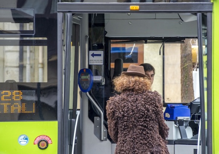 Las tarifas de las tarjetas ‘Mugi’ permanecerán congeladas en 2017. (Gorka RUBIO/ARGAZKI PRESS)