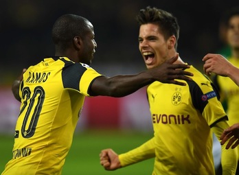 Adrián Ramos, del Dortmund, celebra su tanto. (Patrick STOLLARZ/AFP)