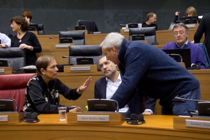Barkos dialoga con los consejeros Laparra y Aranburu en un pleno del Parlamento. (Iñigo URIZ/ARGAZKI PRESS)