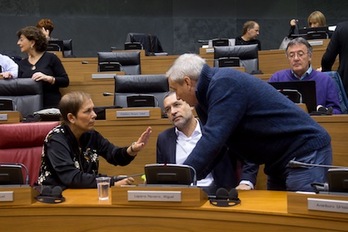 Barkos dialoga con los consejeros Laparra y Aranburu en el pleno del Parlamento. (Iñigo URIZ/ARGAZKI PRESS)