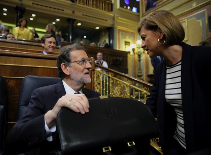 Mariano Rajoy charla con María Dolores de Cospedal el pasado jueves en el Congreso. (J. DANAE/ARGAZKI PRESS)