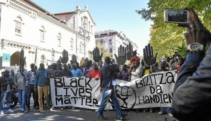 Una de las protestas para exigir explicaciones por la muerte de Ndiaye en la comisaría de Iruñea. (Idoia ZABALETA/ARGAZKI PRESS)