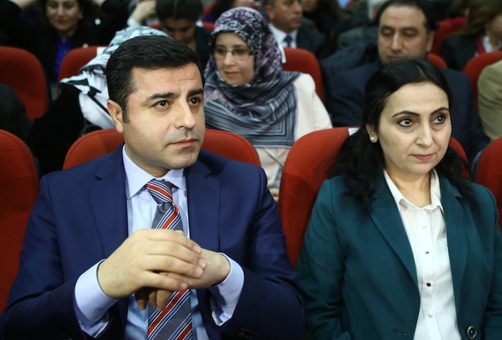Selahattin Demirtas y Figen Yüksekdag, líderes del HDP, en una imagen de archivo. (Adem ALTAN/AFP)