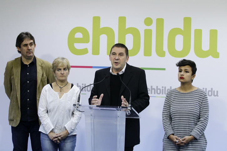 Miembros de EH Bildu, en rueda de prensa. (Aritz LOIOLA/ARGAZKI PRESS)