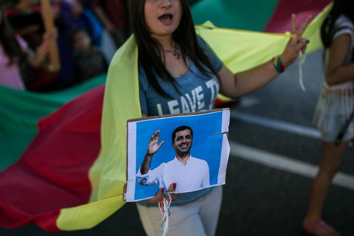 Varias ciudades europeas realizaron protestas este sábado por las detenciones de los líderes del HDP. (Angelos TZORTZINIS/AFP)