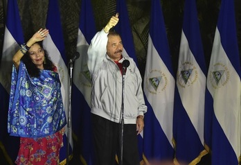 El presidente de Nicaragua, Daniel Ortega, junto a su esposa y candidata a vicepresidenta, Rosario Murillo. (Rodrigo ARANGUA/AFP)