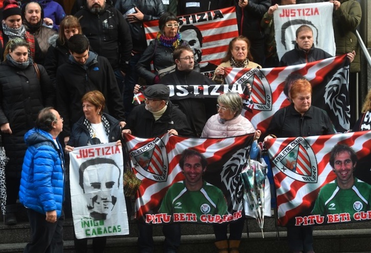 El padre y la madre de Iñigo Cabacas han comparecido arropados por familiares y amigos. (ARGAZKI PRESS)