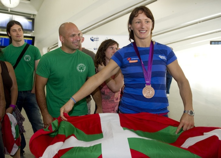 Maider Unda, con la medalla lograda en los Juegos de Londres. (Monika DEL VALLE/ARGAZKI PRESS)