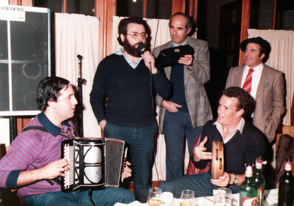 1981eko argazkia, irudian Xabier Amuriza bertsotan. 1981eko argazkia, irudian Xabier Amuriza bertsotan.