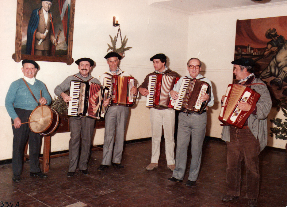 1985. Atabal bat eta akordeoi kuadrila. 1985. Atabal bat eta akordeoi kuadrila.