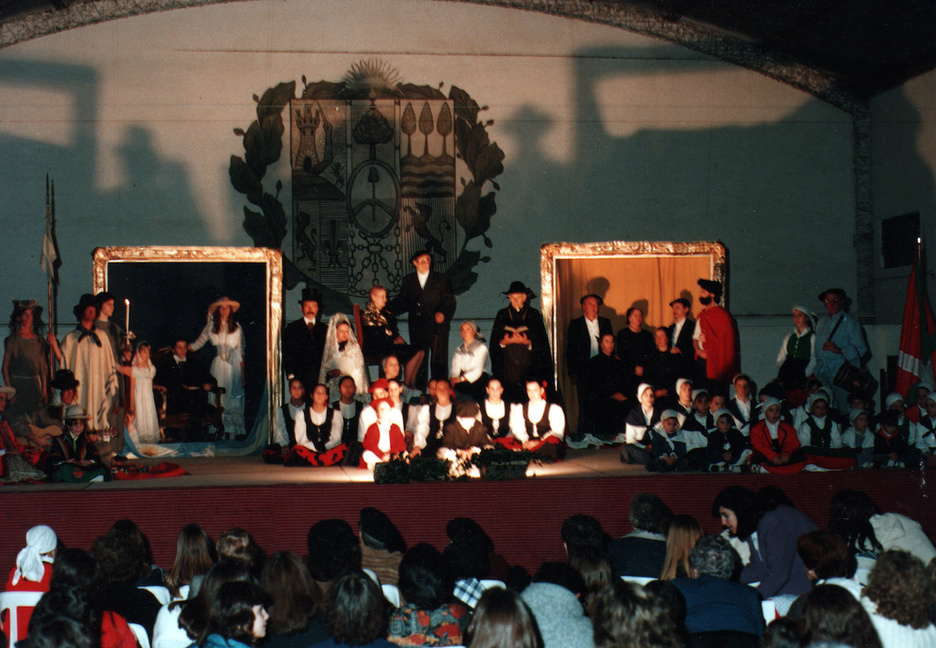 Euskal harmarria atzean, jendetza 1995eko ekitaldian. Euskal harmarria atzean, jendetza 1995eko ekitaldian.