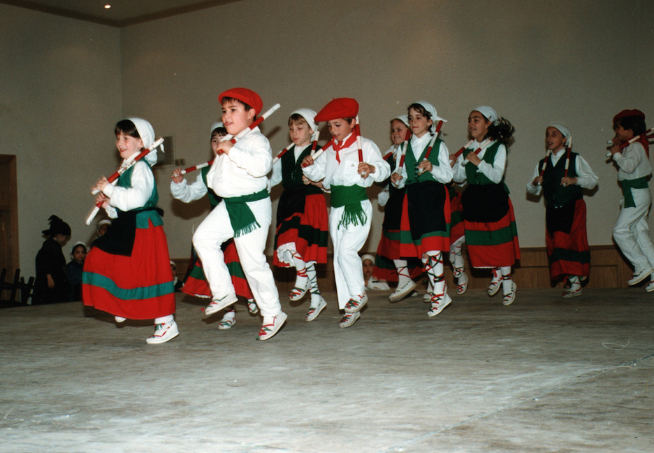 2000. Argentina bertako haurrak dantzan. 2000. Argentina bertako haurrak dantzan.