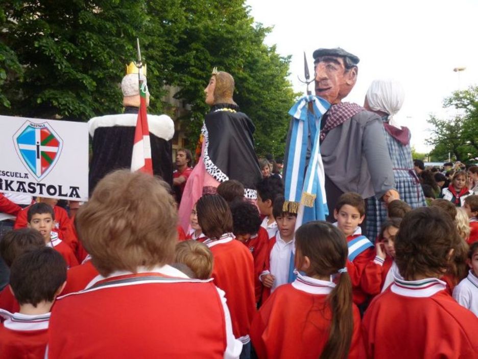 Necochean ‘Ikastola’ izeneko ikastetxea ere badute (eskuinean afitxa). Necochean ‘Ikastola’ izeneko ikastetxea ere badute (eskuinean afitxa).