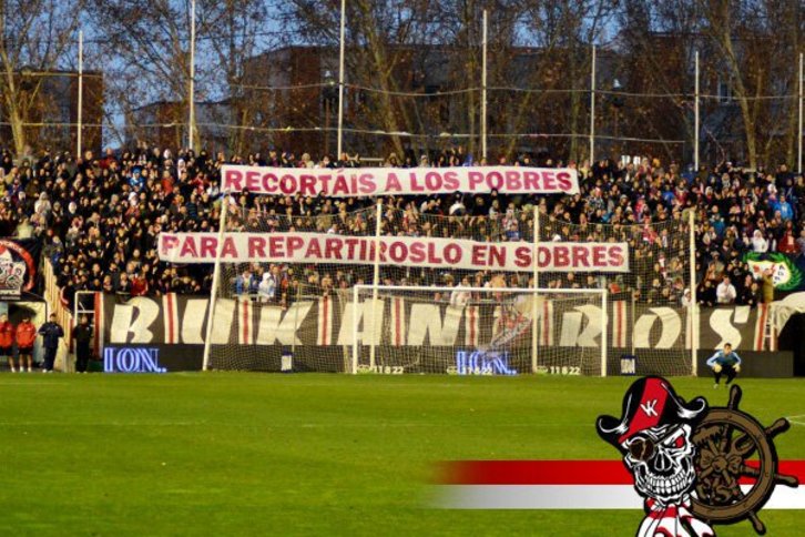 La peña Bukaneros en un partido del Rayo. (@Bukaneros92)