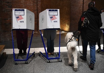 Ciudadanos estadounidenses ejercen su derecho al voto en un colegio electoral de Brooklyn. (Angela WEISS/AFP)