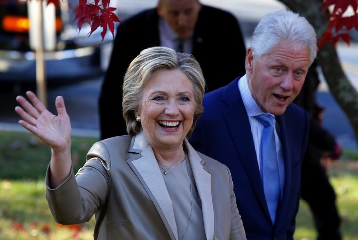 Hillary Clinton, junto a su marido y expresidente Bill Clinton, ha votado en Nueva York. (Eduardo MUÑOZ / AFP)