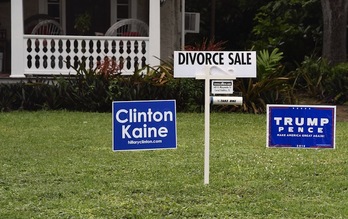 «Se vende por divorcio», reza el cartel de esta casa de Florida con carteles de ambos candidatos en el césped. (RHONA WISE / AFP)