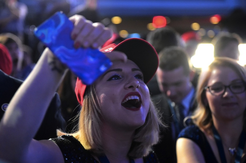 Una seguidora de Donald Trump muestra su alegría en Nueva York. (Mandel NGAN/AFP) 