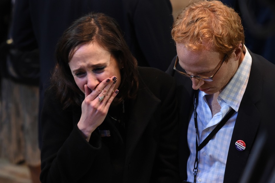 Una pareja llora en Nueva York. (John MOORE/AFP) 