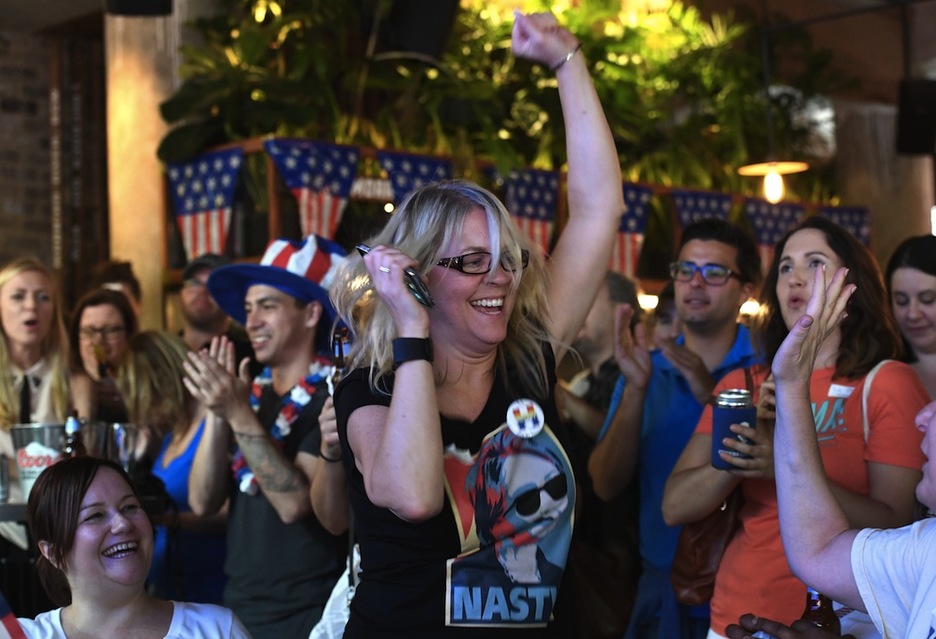 Una votante republicana celebra los resultados favorables a Trump. (William WEST/AFP)