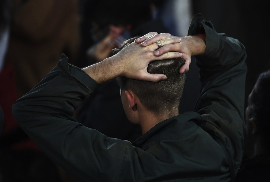 Un hombre se lleva las manos a la cabeza en Nueva York. (Jewel SAMAD/AFP)