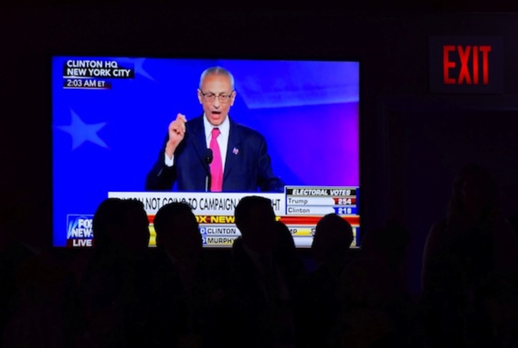 John Podesta, jefe de campaña de Clinton, se dirige a los seguidores demócratas. (Jim WATSON/AFP)