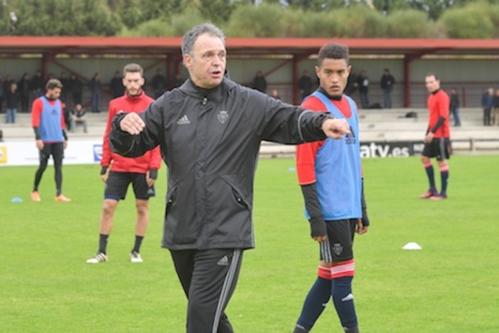Caparros, dirigiendo su primer entrenamiento como técnico rojillo. (Idoia ZABALETA/ARGAZKI PRESS)